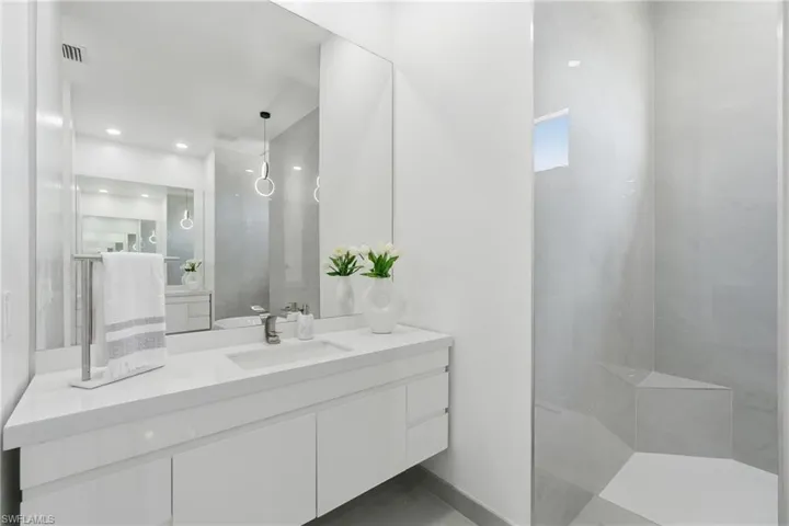 18 Ne 6th St, Cape Coral, Florida 33909