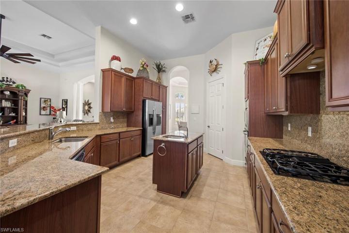 Gourmet kitchen w/Natural Gas for cooking