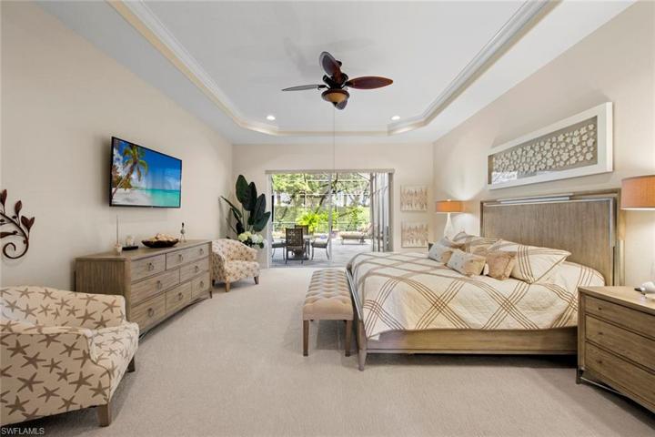 Master bedroom w/direct lanai access
