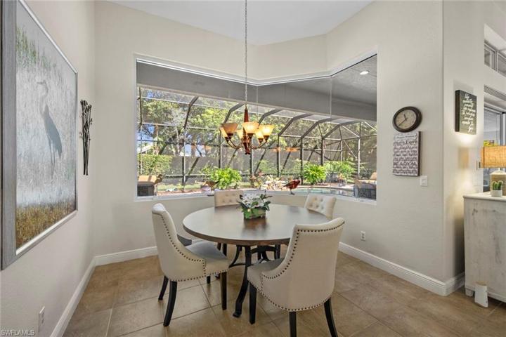 Breakfast area w/large mitered window