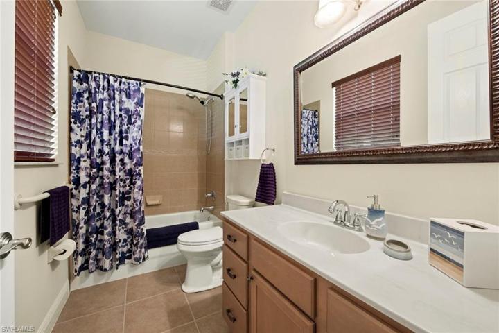 En-suite bath to 2nd guest bedroom
