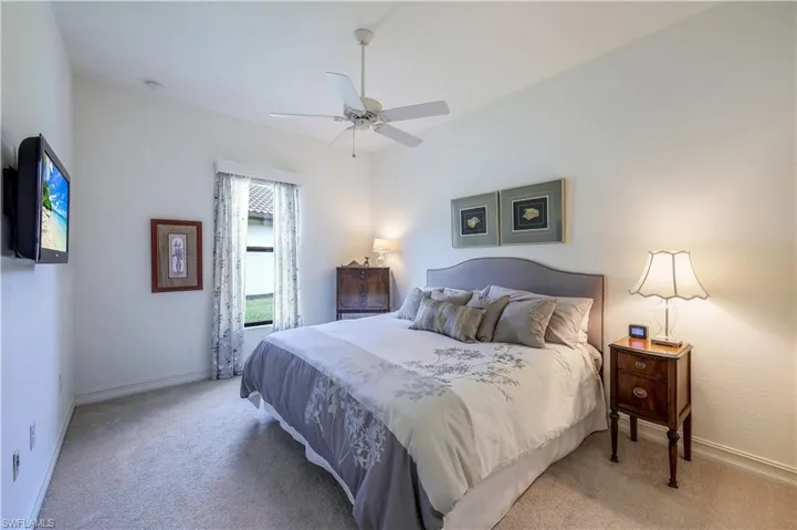 Guest bedroom with king size bed