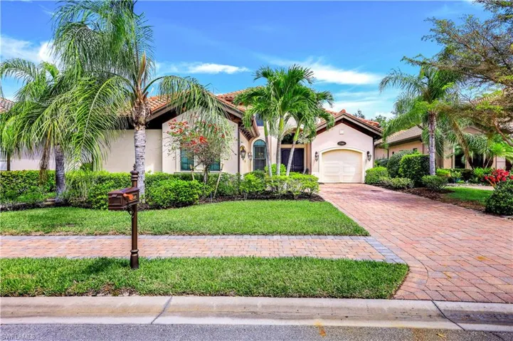 7546  Lantana  CIR, Naples, FL 34119