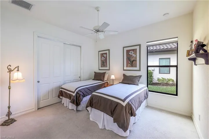 Guest bedroom with twin beds