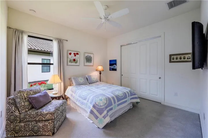 Guest bedroom with queen size bed