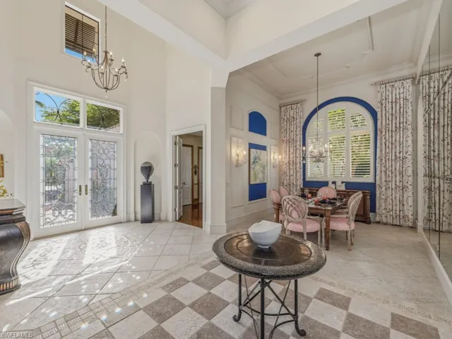 Grand Foyer w/ high ceiling!