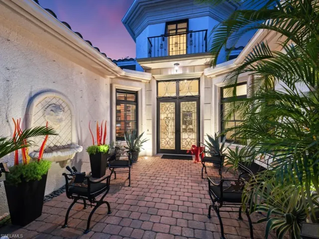 Private entry courtyard
