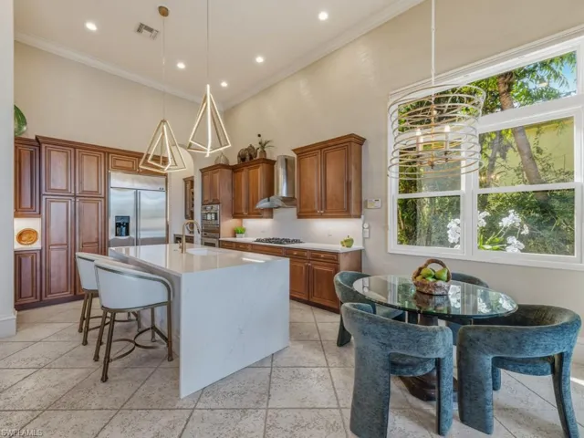 Kitchen w/ Breakfast Nook