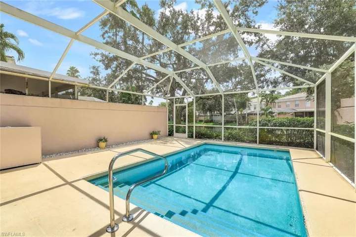 PRIVATE POOL! With lake view