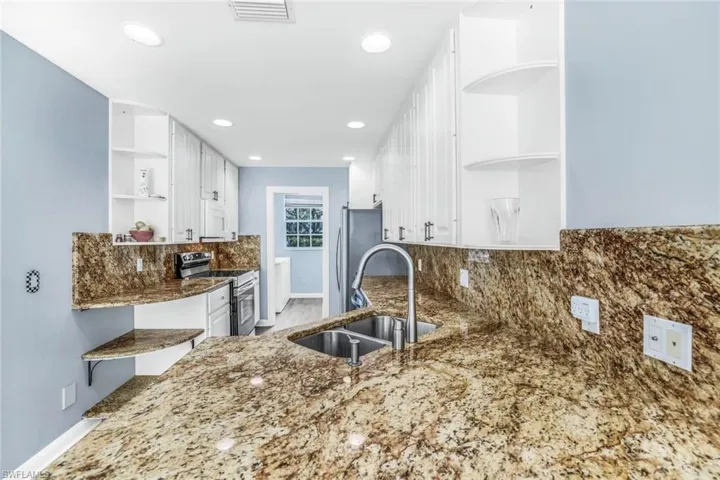 5791  Cove  CIR, Naples, FL 34119