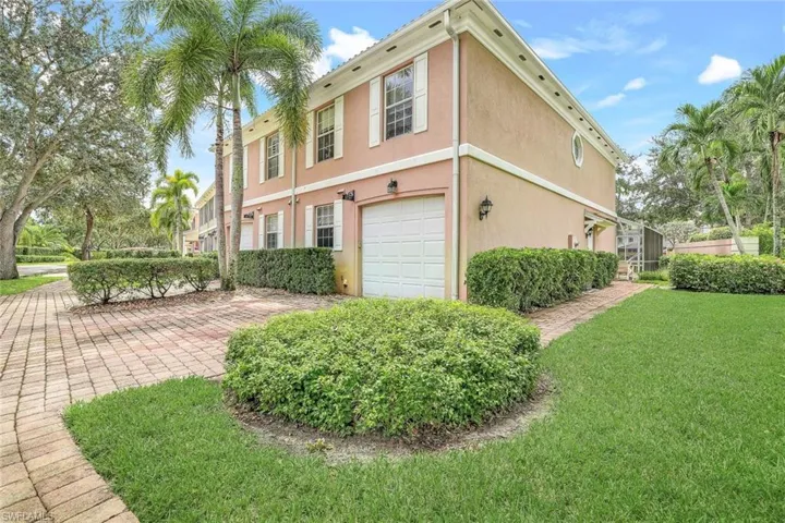 Rare end unit with big side yard for extra privacy