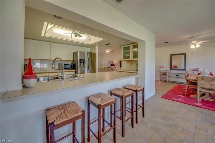KITCHEN BAR.