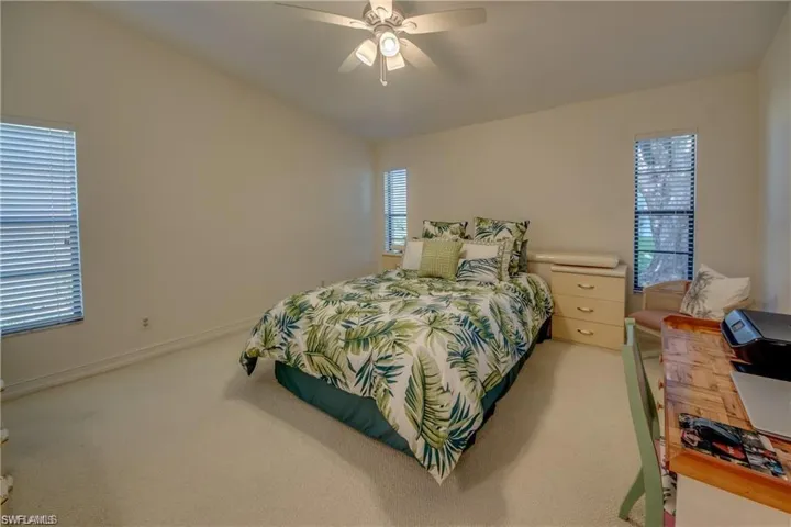 SPACIOUS MASTER BEDROOM SUITE WITH ENSUITE BATH.