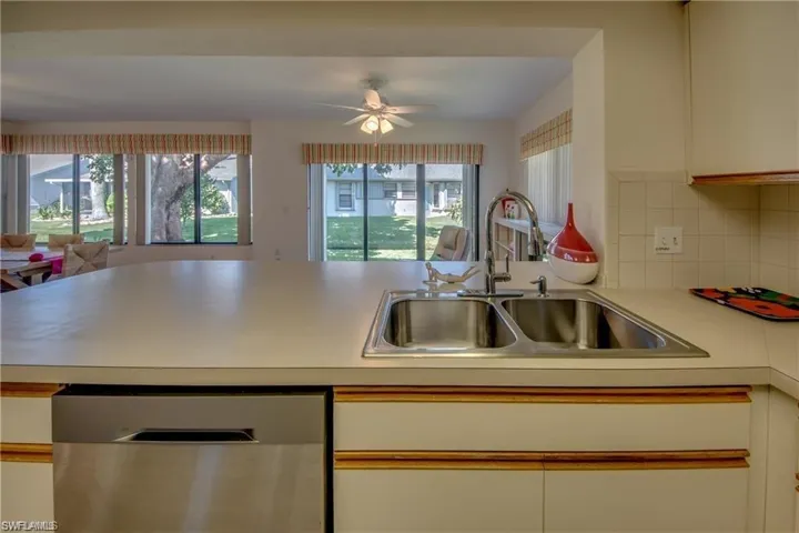 LIGHT, BRIGHT AND VERY OPEN KITCHEN.