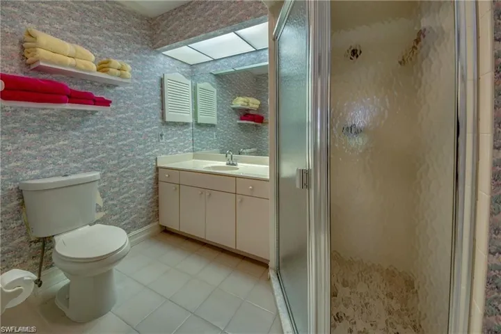 MASTER BATH.