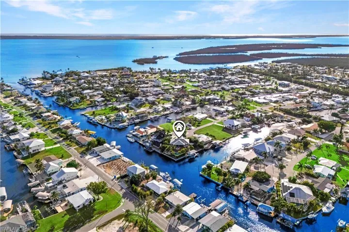 Located on the tip area of St. James City on an oversized culdesac lot in a quiet area, you can literally jump on your boat and be in Sanibel in ten minutes!  Or fish the world famous Tarpon at Boca Grande - about 20 minutes by boat - the day trips by boat are endless and right here at your fingertips!