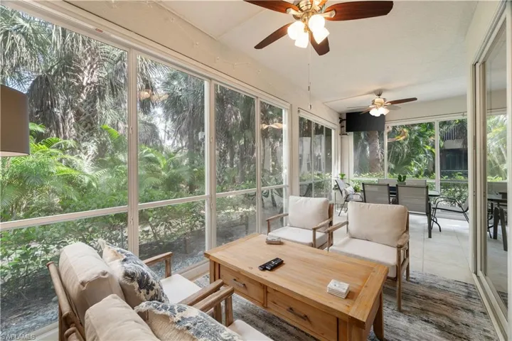Sunroom / solarium with ceiling fan