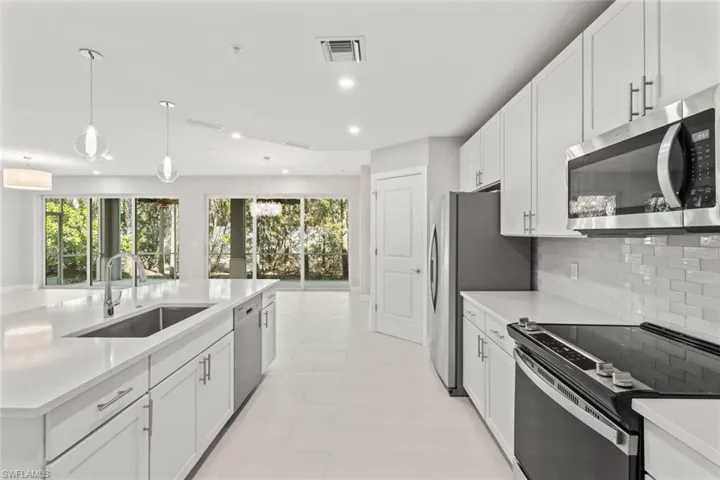 196  Indies E DR, Naples, FL 34114