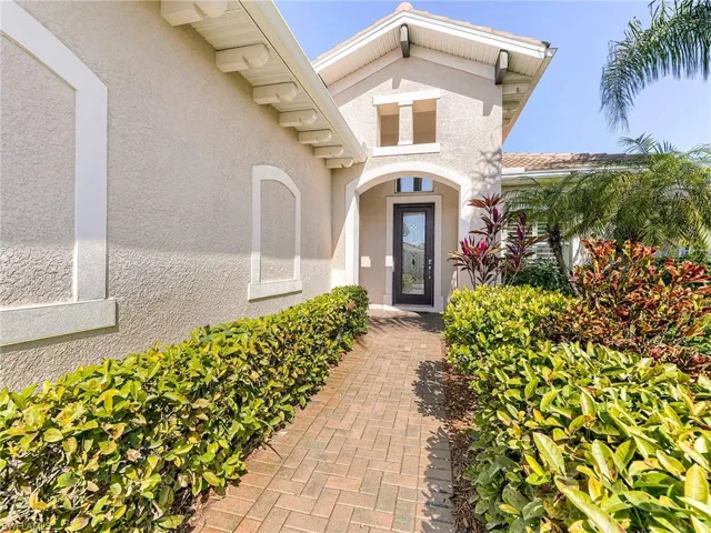 Vibrant and lush tropical foliage to welcome you home!