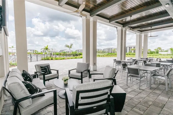 Clubhouse outdoor dining
