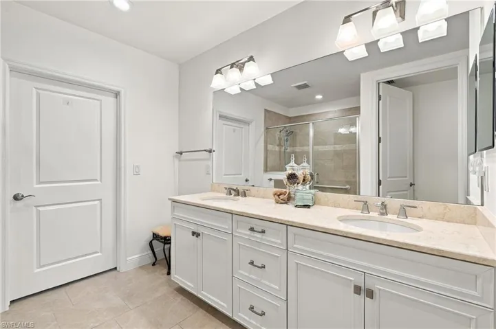 2543 Seychelles Dr 604, Naples, Florida 34112