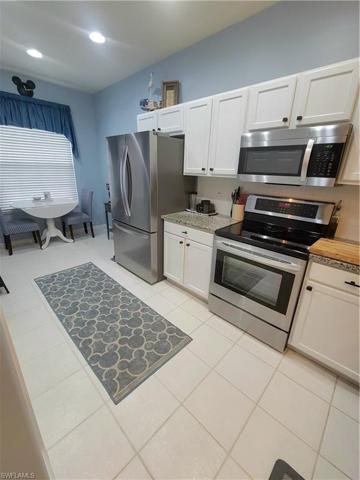 Kitchen w/ eat in space