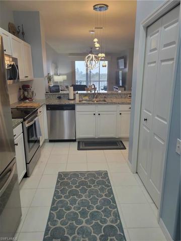 Kitchen w/pantry