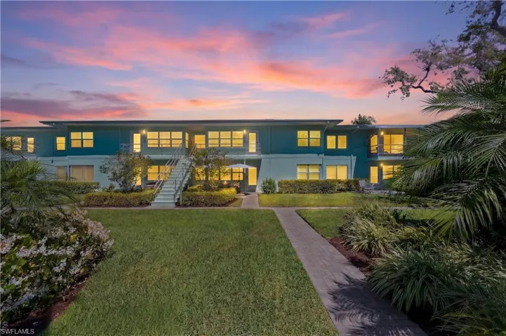 275  8th S AVE, Naples, FL 34102
