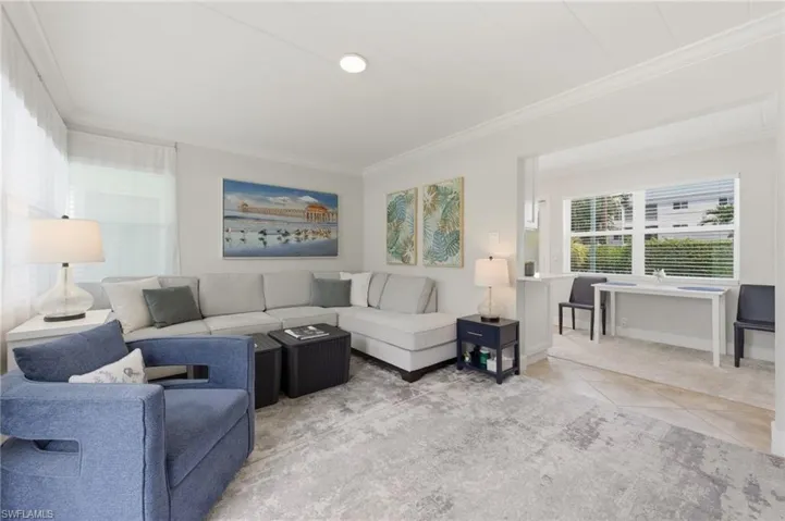 275  8th S AVE, Naples, FL 34102