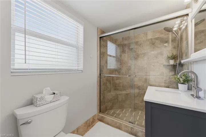 275  8th S AVE, Naples, FL 34102
