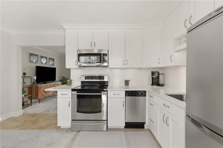 275  8th S AVE, Naples, FL 34102