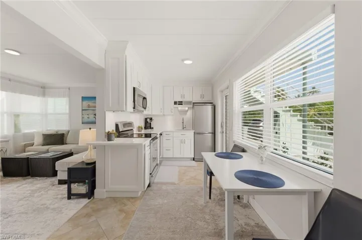 275  8th S AVE, Naples, FL 34102