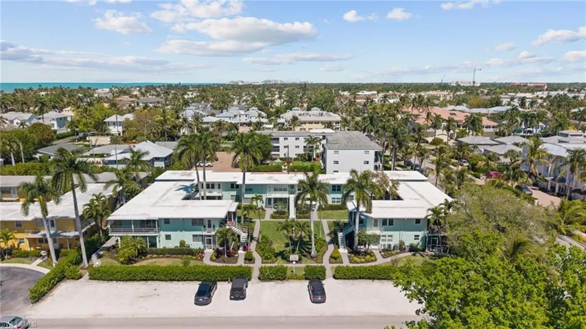 275  8th S AVE, Naples, FL 34102