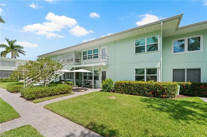 275  8th S AVE, Naples, FL 34102