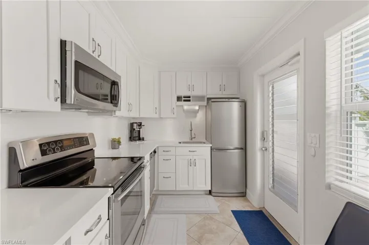 275  8th S AVE, Naples, FL 34102