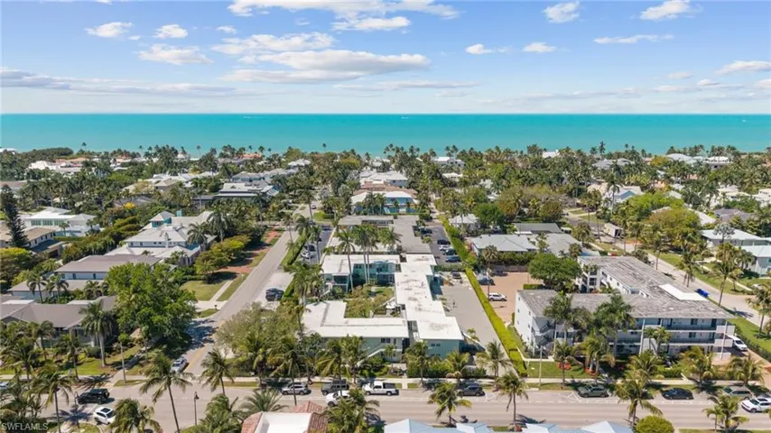 275  8th S AVE, Naples, FL 34102