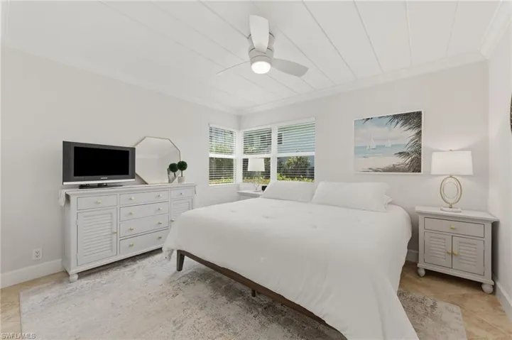 275  8th S AVE, Naples, FL 34102