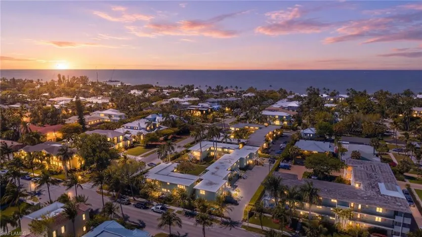 275  8th S AVE, Naples, FL 34102