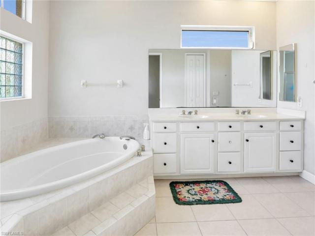 Soaker tub