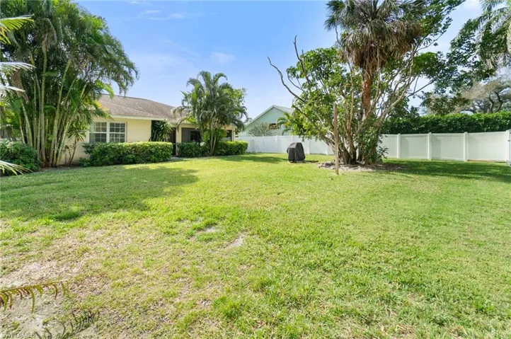 159  Oakwood  CT, Naples, FL 34110