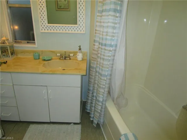 Guest Tub & shower