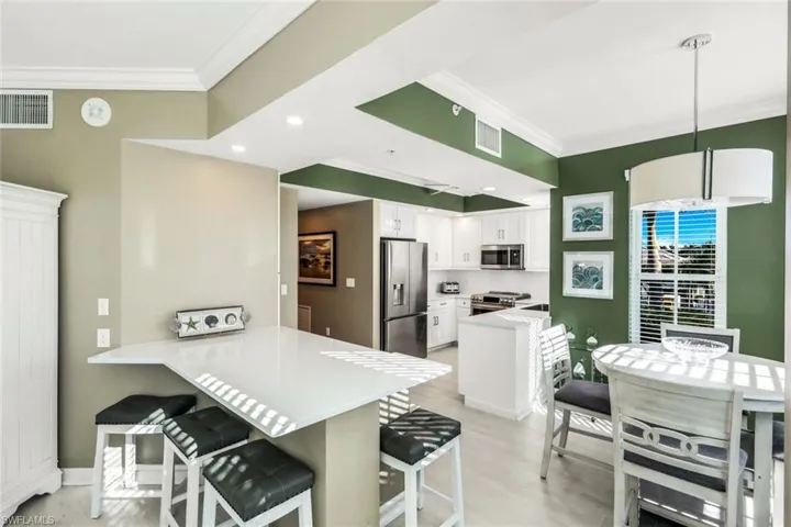 Breakfast Bar with Great Counter Space & Seating