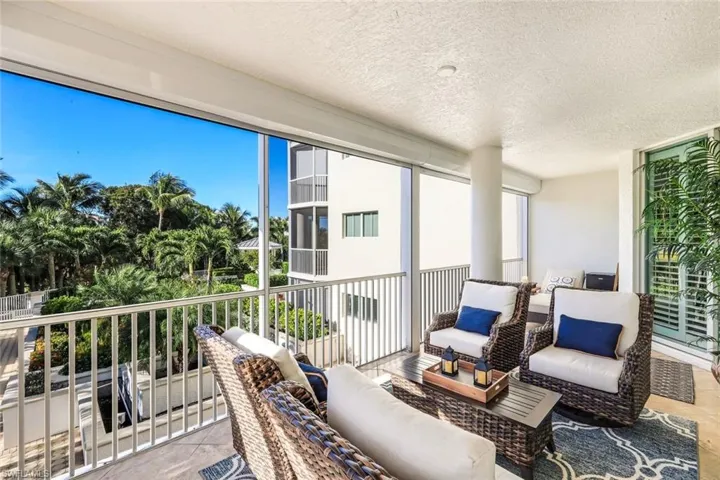Tropical Expansive Wrap-Around End-Unit Lanai