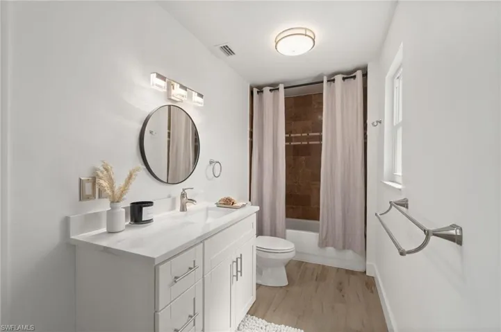 Bright bathroom with modern finishes and ample space