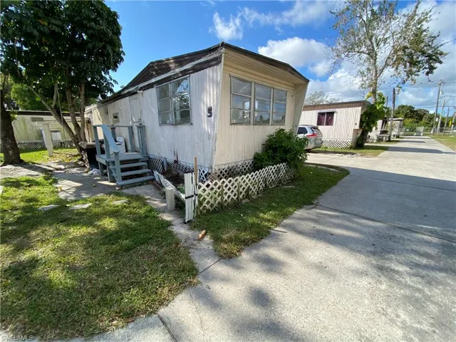 Manufactured / mobile home with a front lawn and driveway