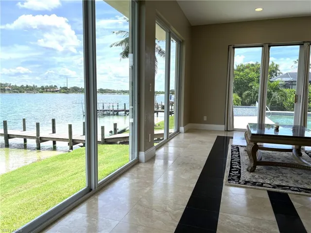 Light and airy, watch the lake activity