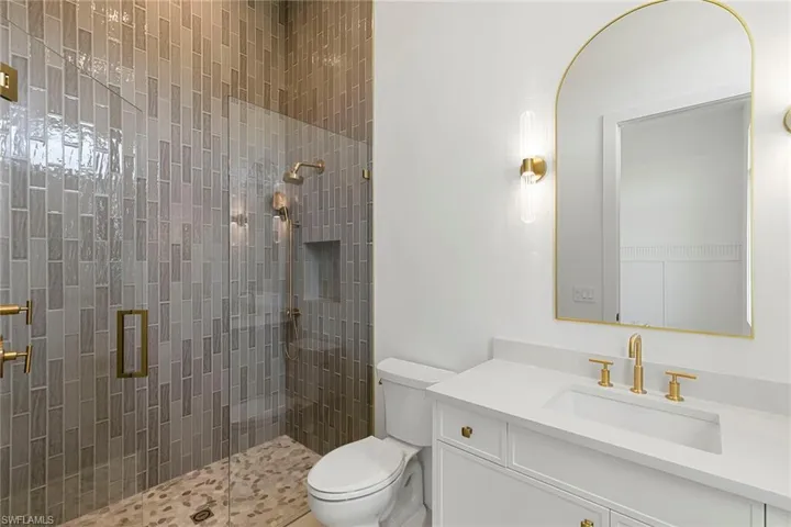 En suite for bedroom 4