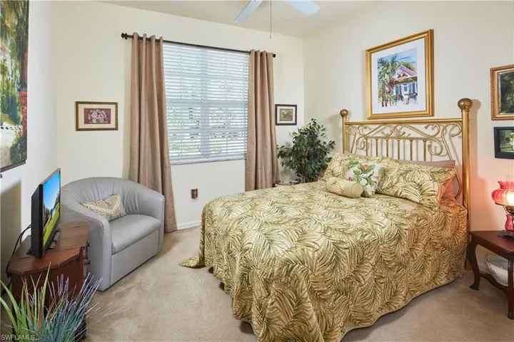 Guest bedroom, just off the foyer.