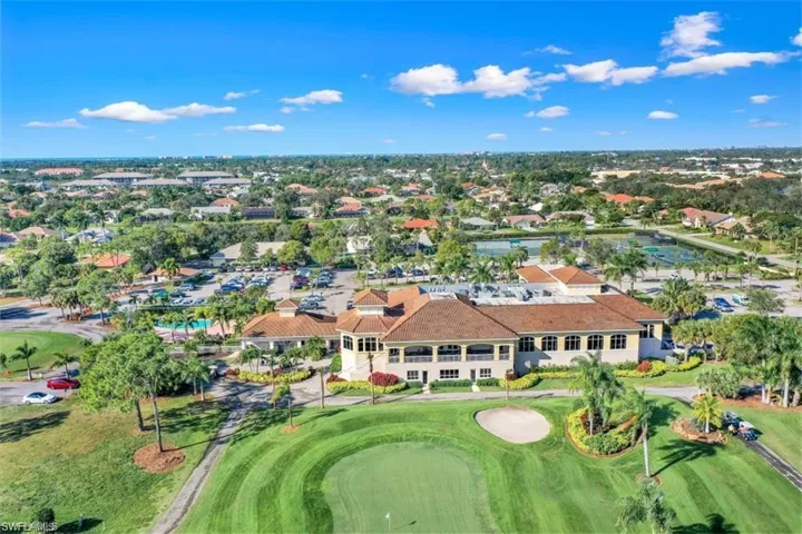 Golf, dining, community pool -- enjoy all the amenities offered at Spanish Wells. Club membership is optional!