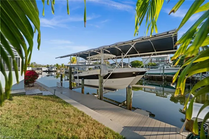 10K Boat Lift with New Motors, Gem Remotes and New Electric